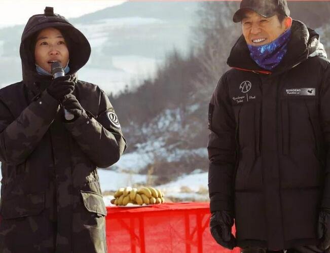 张艺谋37岁女儿近照曝光，为何她的感情备受争议？