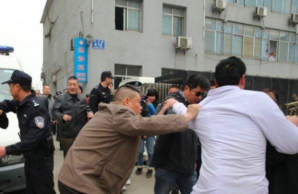 机场打人女博士可以被纳入黑名单？医闹为什么不能纳入黑名单？
