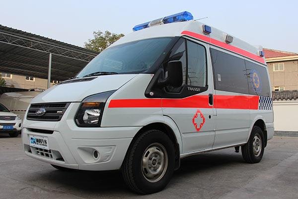 成都交警通报救护车与出租车相撞,谁该负全责?