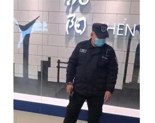 沈阳顾客购物30万所赠纸盒被保安索回,保安为何要这么做?