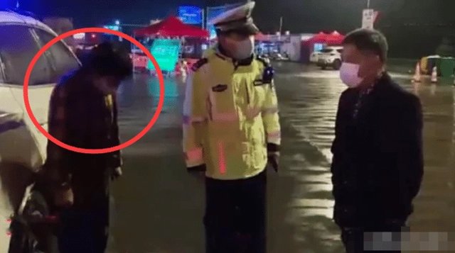 水箱故障，妻子打水丈夫独自开走车，此事反映了怎样的人性？