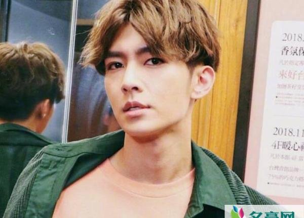炎亚纶与黄牛合照 最痛恨黄牛的艺人也被黄牛蒙骗了