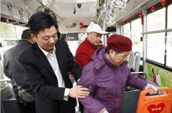 山东一大妈乘公交直接坐在陌生女孩腿上,她为何会有如此举动?