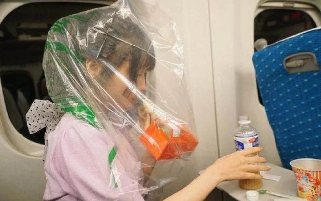 广州一女子坐高铁把娃装进手提袋:比抱方便!会不会有安全风险