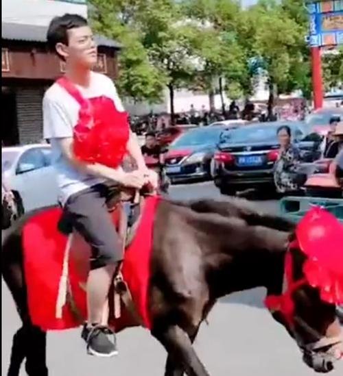 如何看待男生录取北大骑马带红花返乡一事？