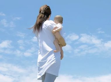 四川雅安一位舅舅抱外甥时不慎摔倒，宝宝现在还好吗？