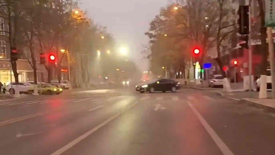 大连庄河全市红灯,用公交车封路,你如何看待这个现象?