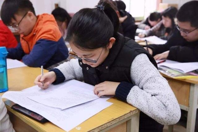 成都一考生提前一小时答完数学题,提前离开考场到底好不好?