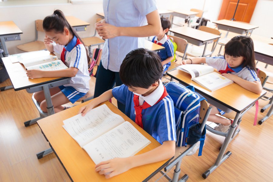 老师偶遇小学生躲厕所吃方便面，当时是如何正确教育学生的？