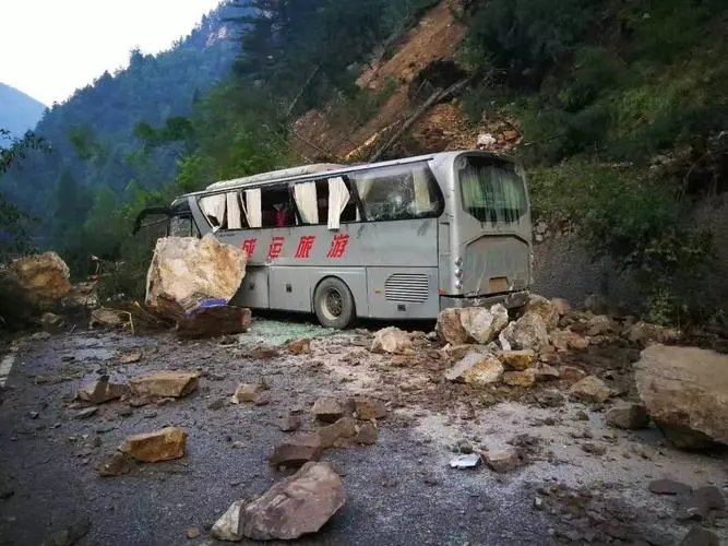 台湾已发生79起地震,10吨重巨石掉落路面,驾驶汽车遇到地震该怎么办?