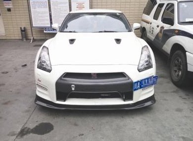 驾百万豪车去拿什么快递?