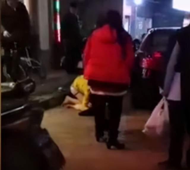 湖北妙龄女子深夜坠楼，男子穿内裤跪地痛哭，这是怎么回事？