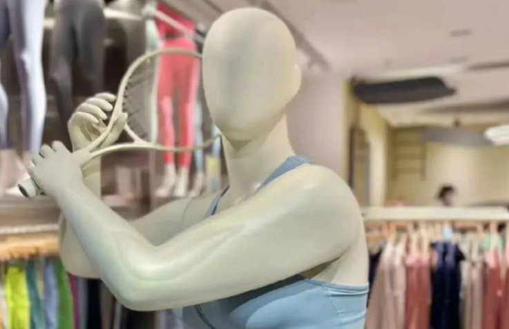 上海女装店用壮硕模特展示衣服引热议,小肚腩、拜拜肉都有,具体什么情况?