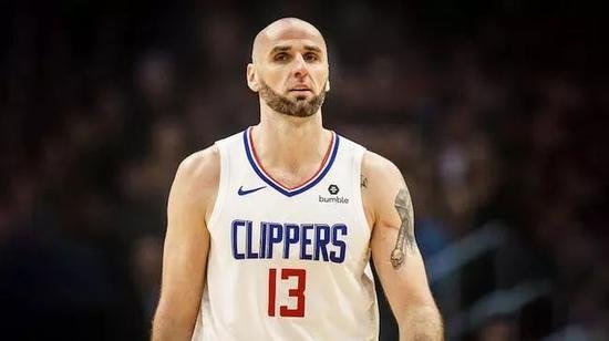 绰号“波兰大铁锤”的是哪位篮球明星?