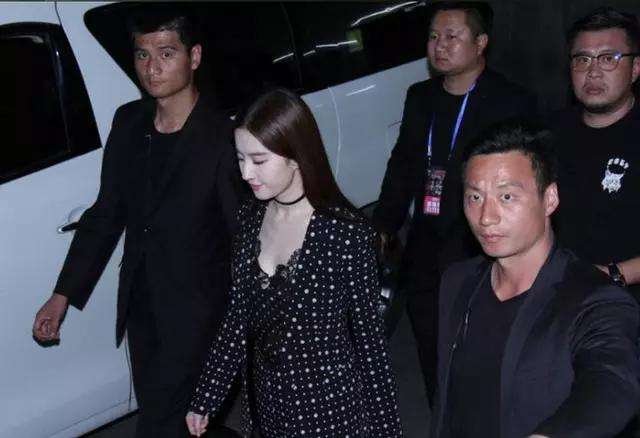 粉丝送宁静可爱套装,面对别人的追捧,你会如何回应?