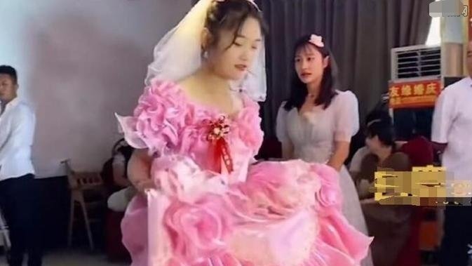 引争议!新娘穿自己设计全粉婚纱,穿自己设计的衣服是否更有意义?