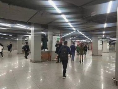 深圳地铁站内有两名男子抽皮带抡头盔互殴,打架斗殴会被如何处罚?