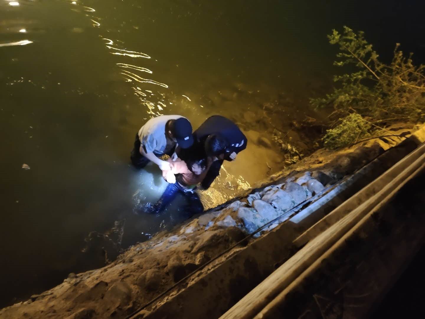 济南女孩欲轻生民警急得想揍她，最后这个女孩得救了吗？