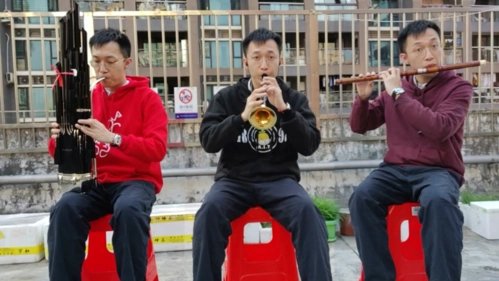 云南一伴郎接亲车里连听2小时唢呐,唢呐为何不被年轻人喜欢?