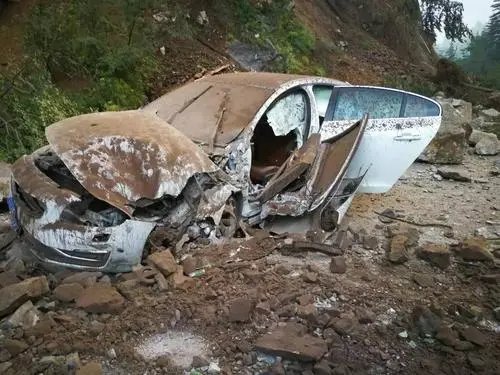 台湾已发生79起地震,10吨重巨石掉落路面,驾驶汽车遇到地震该怎么办?