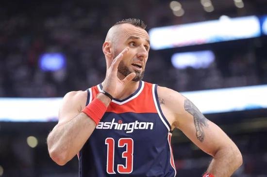 绰号“波兰大铁锤”的是哪位篮球明星?