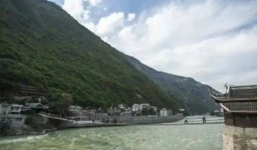 四川警方通报“男子从泸定桥坠河”：正全力搜救，遇到这种情况该如何自救？