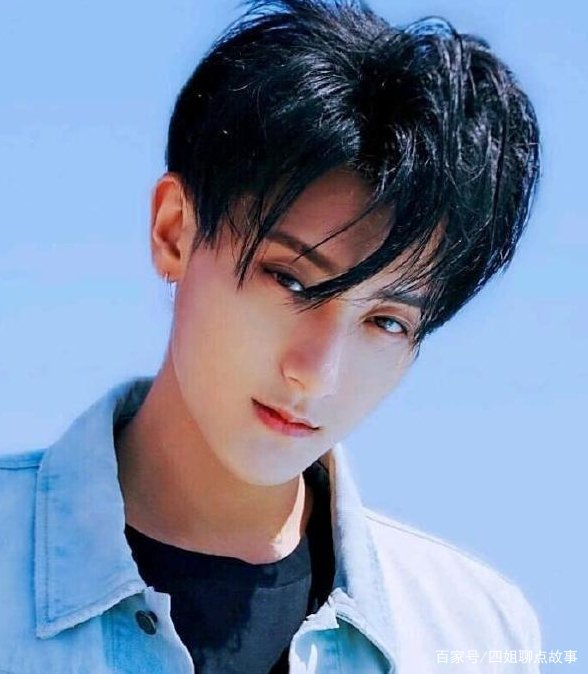 男女仪态大不同，李沁和杨紫腰杆笔直，张若昀黄子韬葛优瘫，这是为什么？