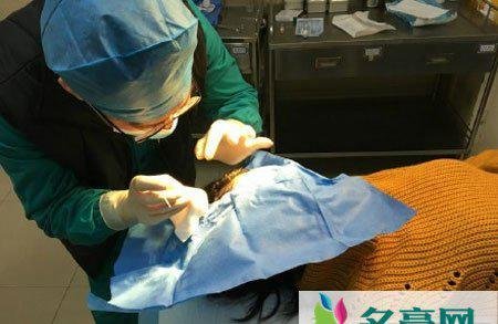 黄灿灿受伤反被骂 武大女神矫情招黑