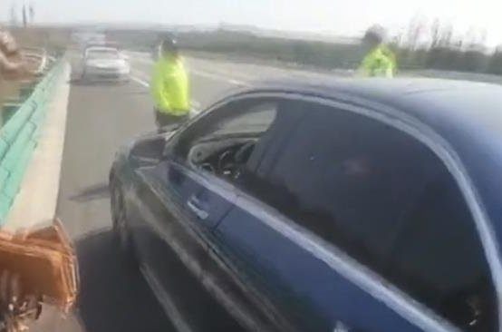 广西女司机不认路，清明节上高速后来回兜圈被困4天，她为何会被困至此？
