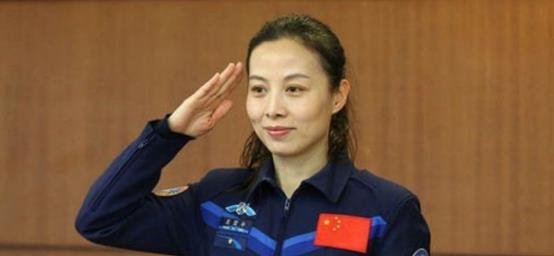 王亚平身着运动装亮相空间站,她的装扮有多亮眼?