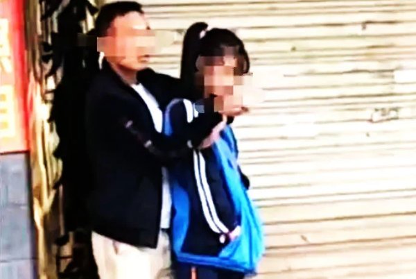 湖南男子校门口连捅4学生,持刀无差别乱砍,无冤无仇为何大开杀戒?