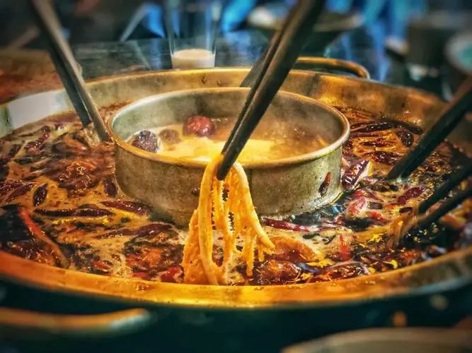 成都解封后凌晨火锅店排400多桌，为何能如此爆满？