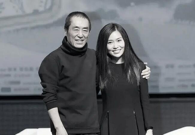 张艺谋37岁女儿近照曝光，为何她的感情备受争议？