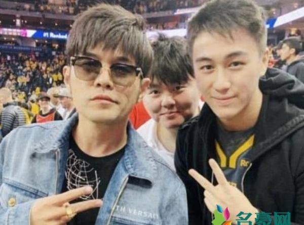 何猷君周杰伦合影 何猷君化身迷弟非常乖巧