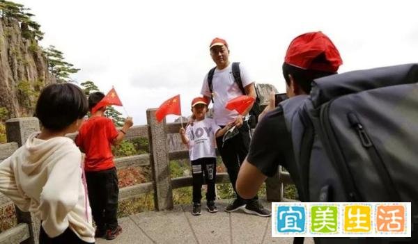 国庆假期第一天，黄山数千游客唱国歌