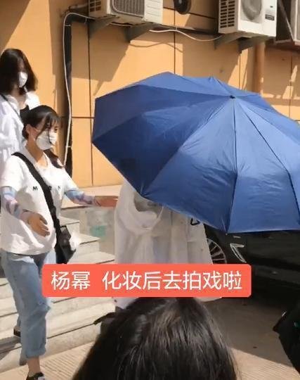 杨幂不满代拍直接翻脸?黑脸把伞扔地上,引起不满被骂“垃圾”