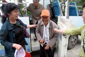 50岁女儿带96岁老爸千里看海，这是一种变相的孝顺吗？
