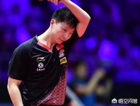 王楚钦冰敷坚持比赛并晋级决赛,3:2淘汰马龙,龙队全程无表情不兴奋,究竟怎么啦?