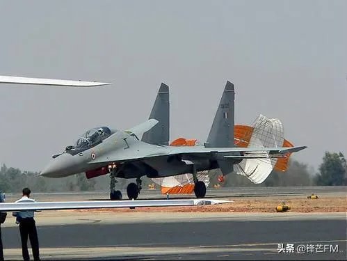 印度空军苏30战机部署拉达克前沿机场,我方歼-16能否碾压?