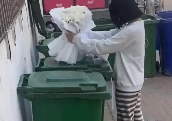 河南郑州一男子在清明节送前女友白菊花,网友是如何评价此男子行为的?
