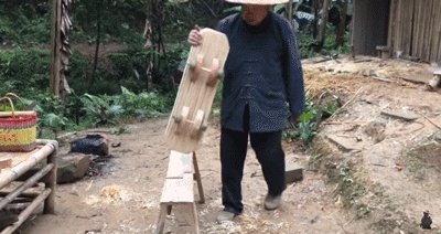 61岁中国大爷火爆外媒!靠“玩”木头炸翻热搜,惹上亿老外看傻眼:简直是宝藏爷爷!