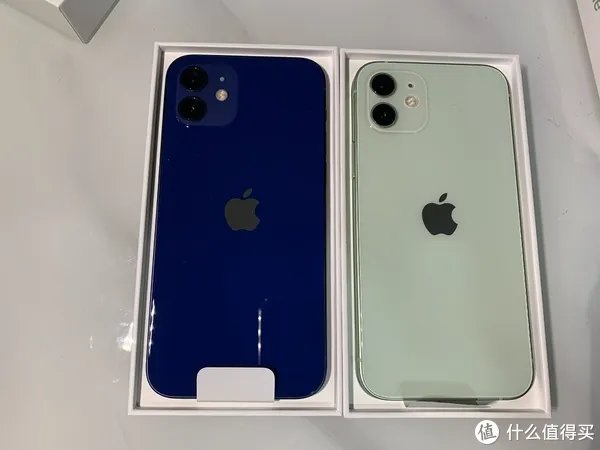 给老爸老妈换个iPhone吧!——iPhone12开箱简评。还把屏幕划伤了!