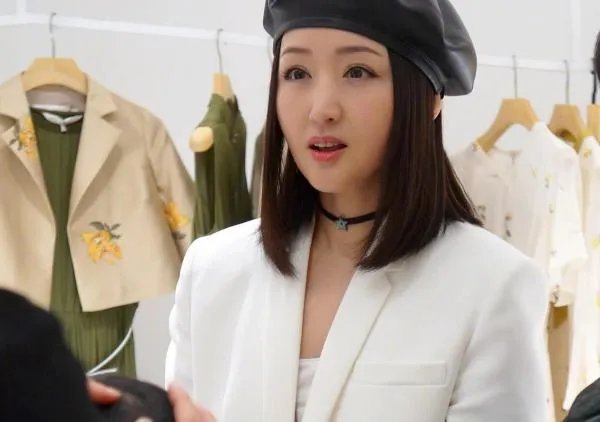 90年代初很多人看到杨钰莹磁带封面上漂亮照片就会掏钱买盒带,如今杨钰莹现状如何?