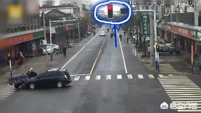 江苏海安一对夫妻先后闯红灯，一个赔钱一个住院，如何看待这种行为？