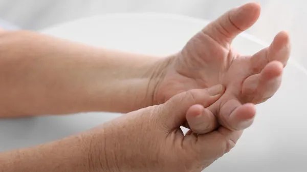 指甲上有横纹是怎么回事