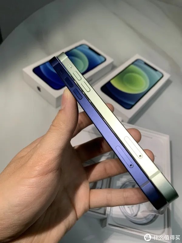 给老爸老妈换个iPhone吧!——iPhone12开箱简评。还把屏幕划伤了!