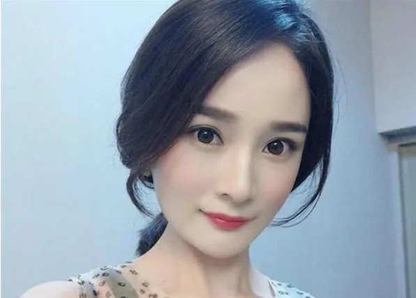 她花六年整容成杨幂,嫁给富二代后,如今现状怎么样?