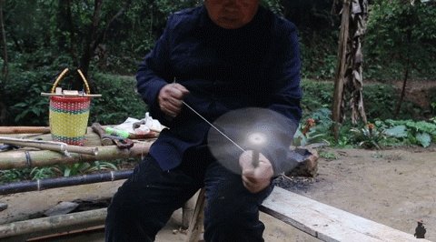 61岁中国大爷火爆外媒!靠“玩”木头炸翻热搜,惹上亿老外看傻眼:简直是宝藏爷爷!