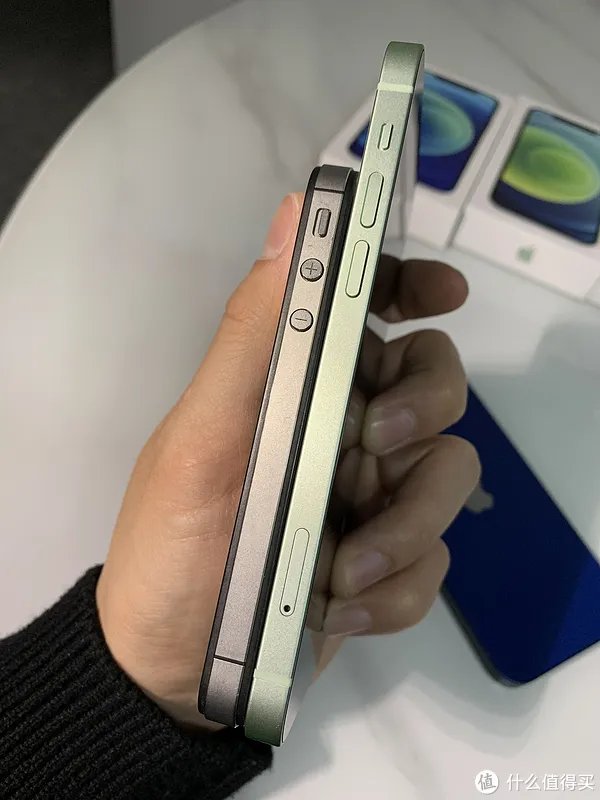 给老爸老妈换个iPhone吧!——iPhone12开箱简评。还把屏幕划伤了!