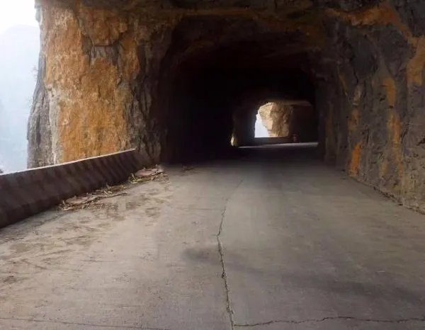 郭亮挂壁公路是由谁建造的？